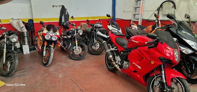 Transportes CORS garaje con motos